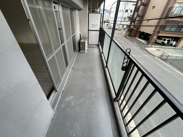 バルコニー　外からの目が気にならないバルコニーで洗濯物が干せます