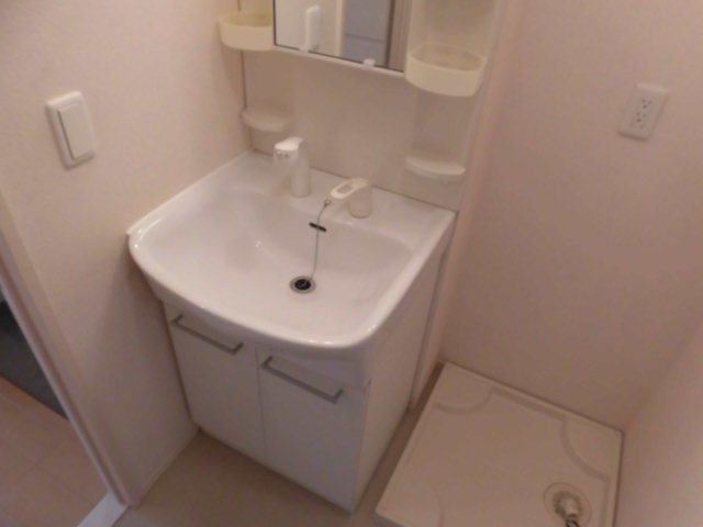 洗面設備　下に収納スペースのあるきれいな独立洗面所です