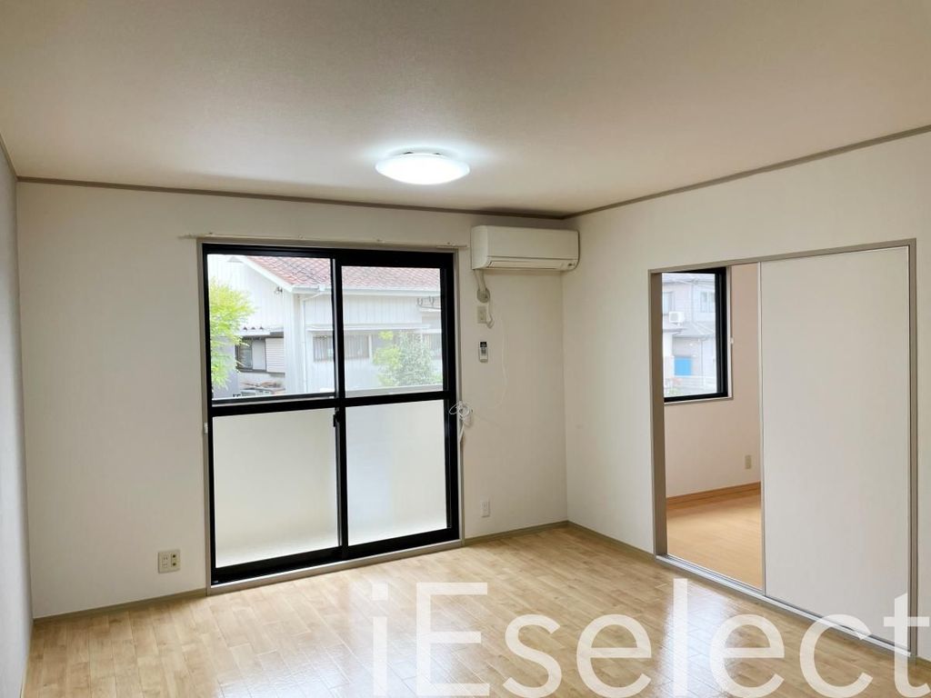 居室・リビング　窓も大きく明るいですね！