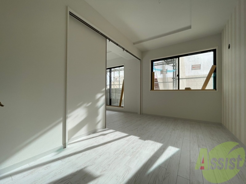 その他部屋・スペース　戸を閉めるとリビングと区切られた寝室にすることができますよ。