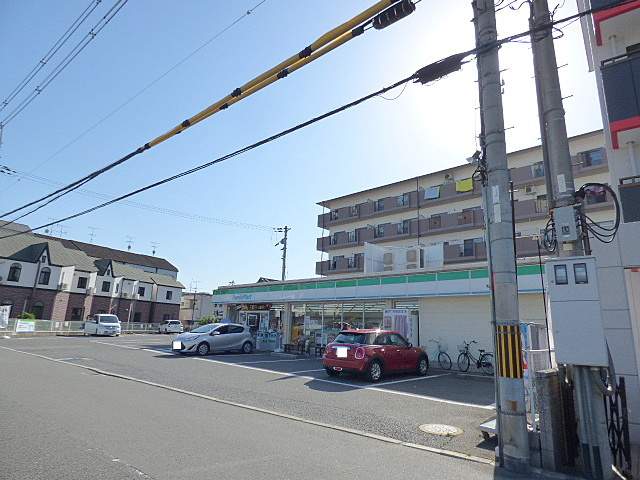 コンビニ　ファミリーマート（コンビニ）まで1111m