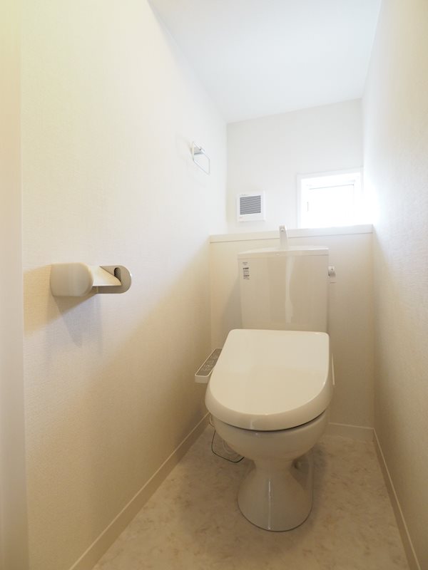 トイレ　温水洗浄便座付き。湿気対策に換気窓があるのも嬉しいですね
