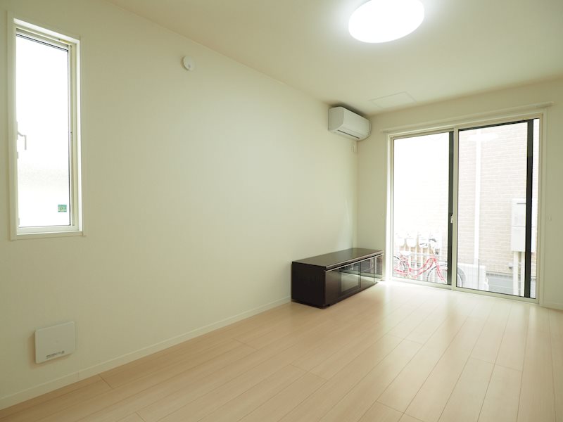 居室・リビング　東南向きのリビング。窓には嬉しいシャッター付き。