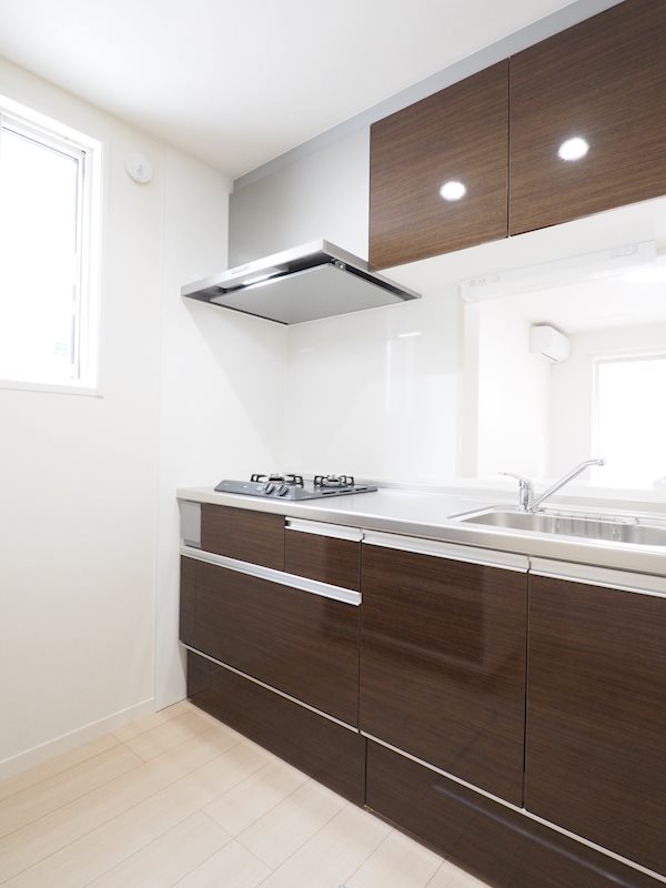 キッチン　システムキッチンでコンロは二口ですので、お料理好きな方にも使