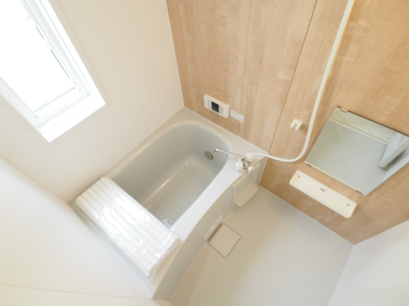 バス・シャワールーム　ナチュラルなカラーの優しい雰囲気の浴室。毎日の疲れを癒すリラ