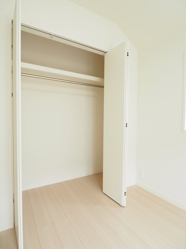 収納　主寝室の収納。幅が約1.8ｍあり、豊富な収納力があります。