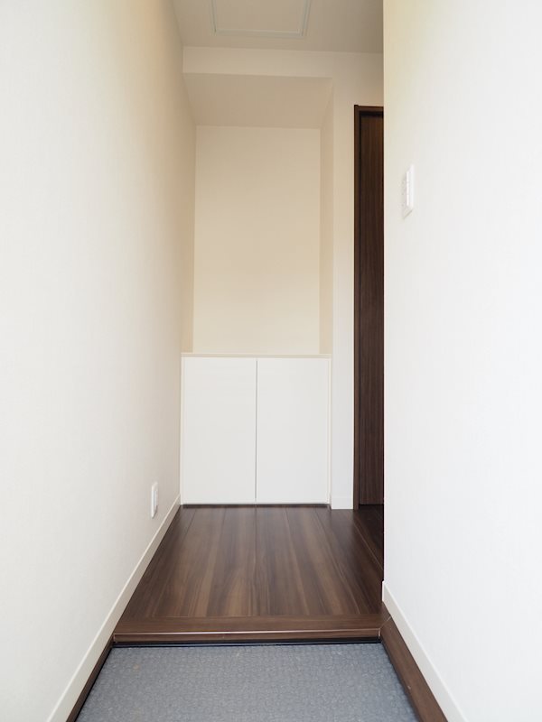 玄関　玄関にはシューズボックス+玄関収納を完備
