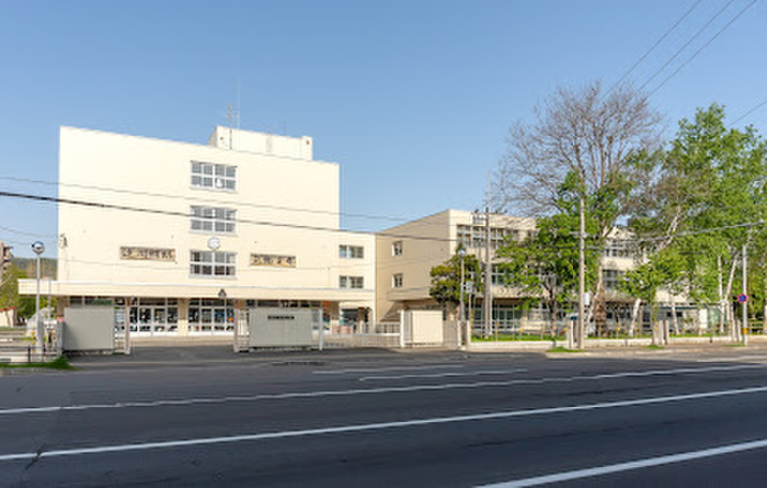 中学校　札幌市立中学校 向陵中学校（中学校）まで270m