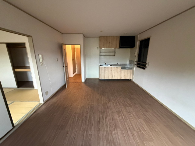 居室・リビング　リビングはフローリング採用