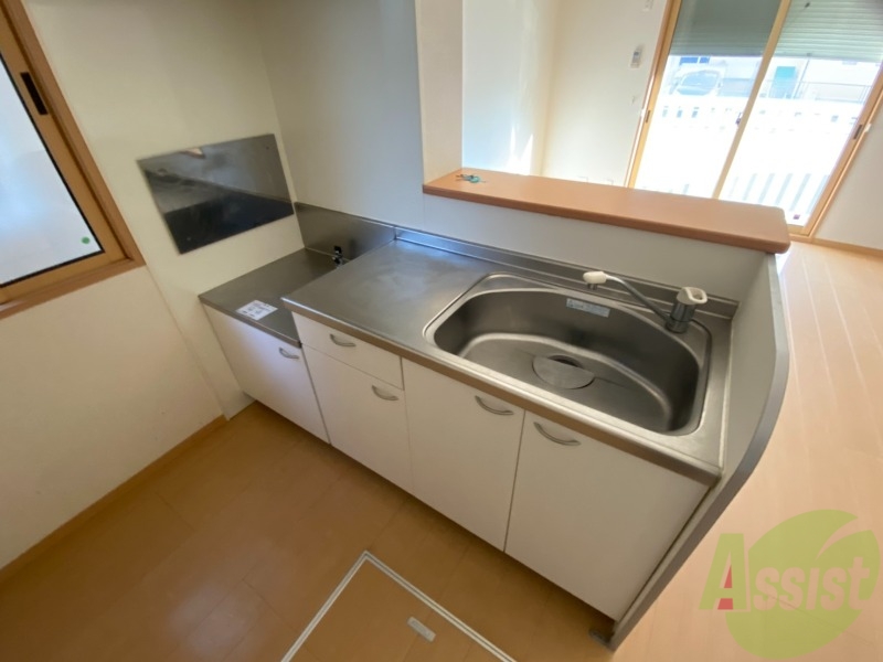 キッチン　シンプルで使いやすいキッチンです。下には収納もございます。