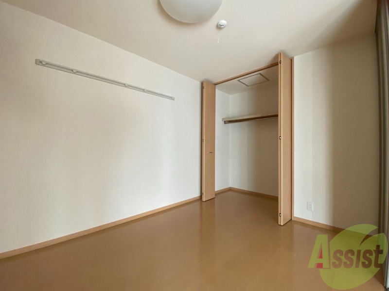 その他部屋・スペース　寝室のお写真です。陽の光が気持ちいいですね。