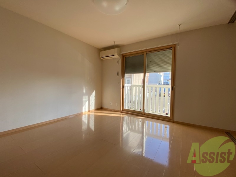 居室・リビング　１１．５帖のリビングは大きな窓のおかげでよく陽が差します