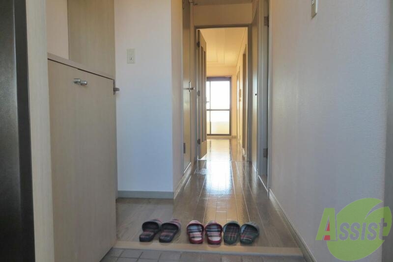 玄関　玄関をはいって正面がリビング、左手にお風呂などがあります