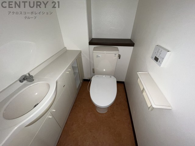 トイレ　洗面台付でウォシュレット付のトイレです