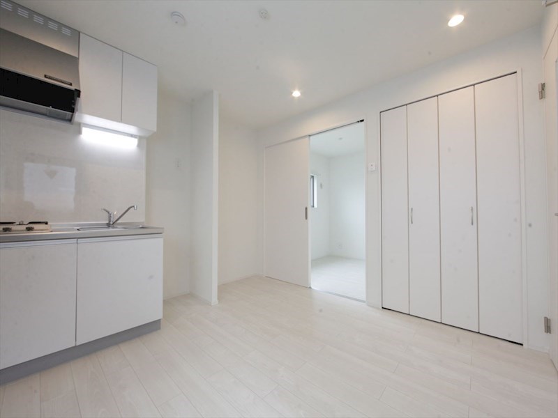 居室・リビング　ＤＫ6.4帖　システムキッチン　エアコン完備　同仕様写真