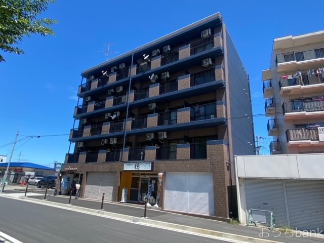 建物外観　静かな住宅地に佇む単身者用物件です。