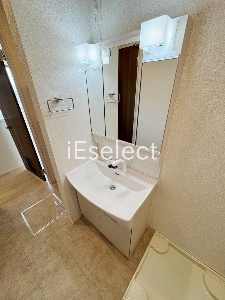 洗面設備　お洒落な独立洗面台です