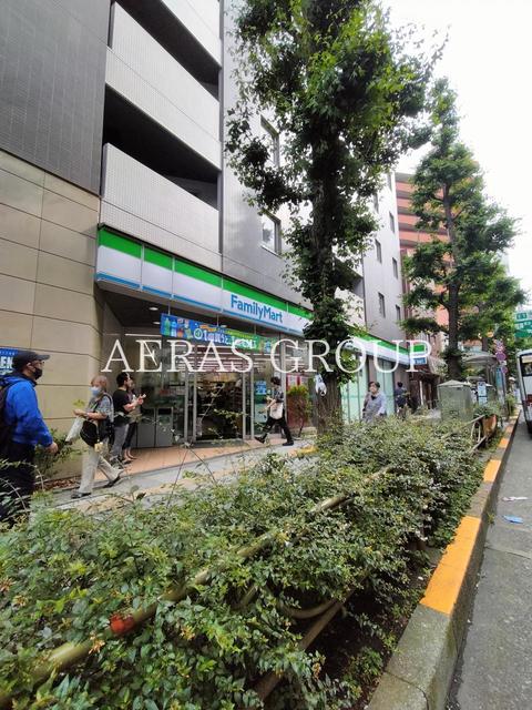 コンビニ　ファミリーマート 三軒茶屋駅南口店（コンビニ）まで5m