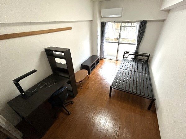 居室・リビング　参考写真。ユニットデスク、テーブル、ローボード、デスクライト