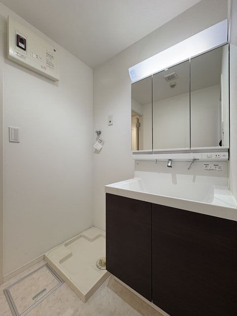 洗面設備　三面鏡