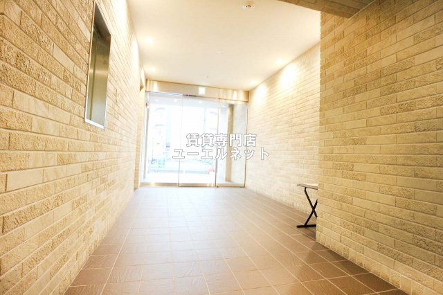 エントランス　毎日通る場所だからこそ、洗練された空間に