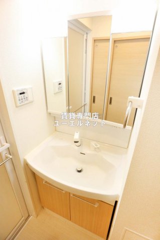 洗面設備　清潔感ある独立洗面台で毎日気持ちよく♪