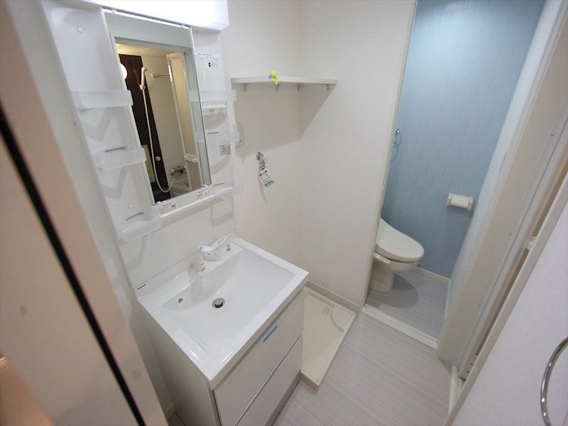 洗面設備　脱衣所　独立洗面台（シャンプードレッサー付）収納スペース有