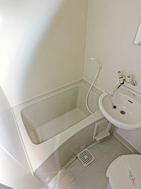 バス・シャワールーム　※補修前の参考画像の為、設備等は現況優先。