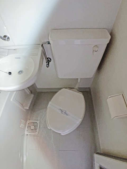 トイレ　※補修前の参考画像の為、設備等は現況優先。