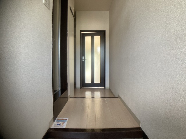 玄関　※補修前の参考画像の為、設備等は現況優先。