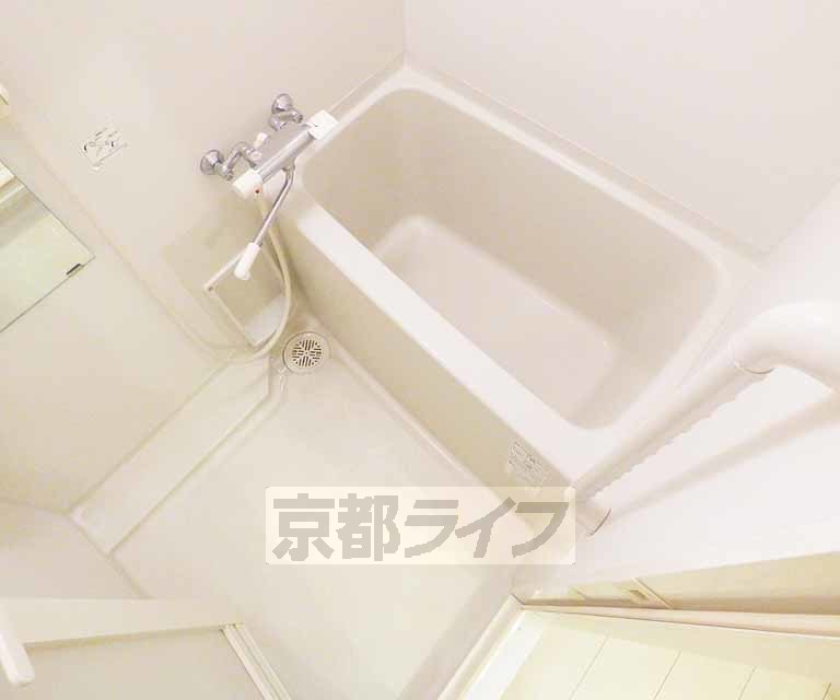 バス・シャワールーム　清潔感のあるバスルームです。