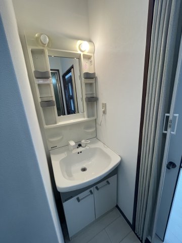 洗面設備　イメージとして同建物他部屋を表示しています