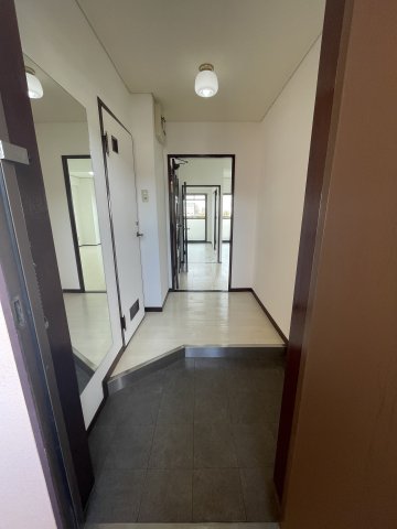 玄関　イメージとして同建物他部屋を表示しています