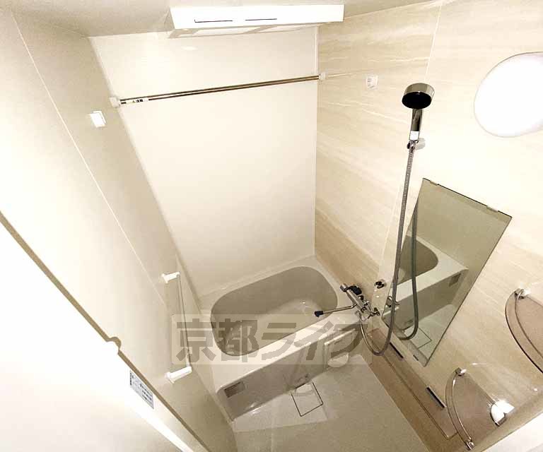 バス・シャワールーム　鏡のある便利なお風呂