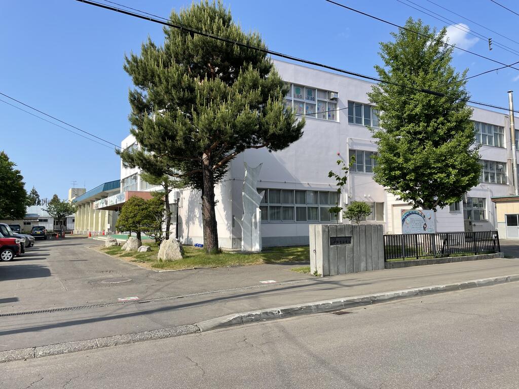 小学校　札幌市立発寒東小学校（小学校）まで502m