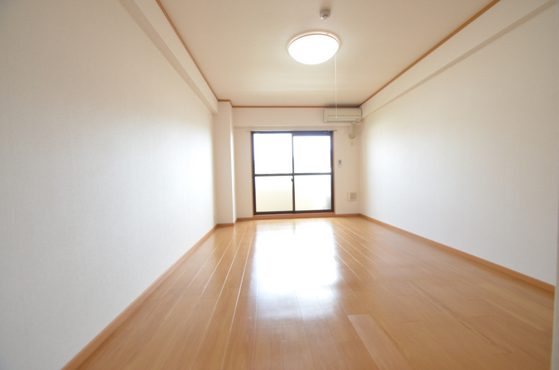 居室・リビング　この広い洋室で、新しい生活を始めましょう！