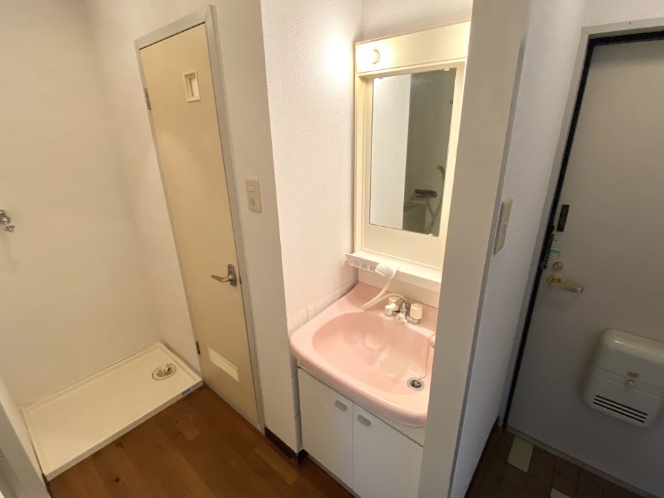 洗面設備　洗面台洗濯機置場のある脱衣スペースです