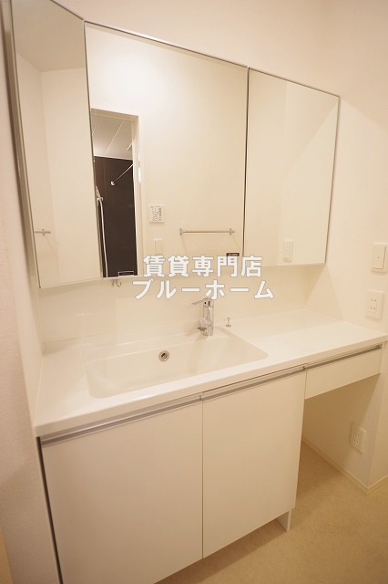 洗面設備　三面鏡独立洗面化粧台！