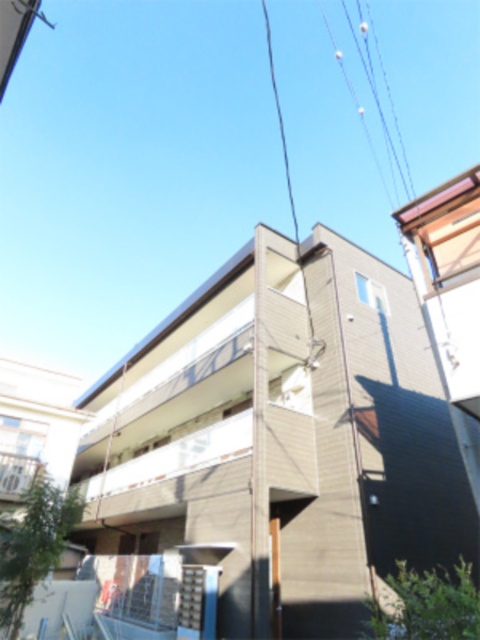 建物外観　３階建ての賃貸マンション