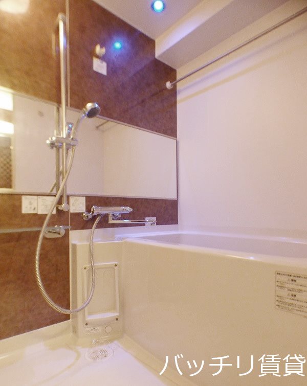 バス・シャワールーム　別号室タイプの為、現状を優先致します