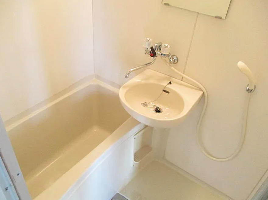 バス・シャワールーム　コンパクトで使いやすいお風呂です