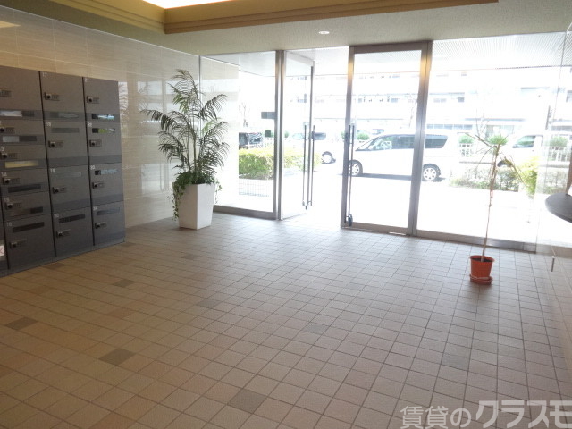 ロビー　エントランス内が広くてキレイでイイ感じ！