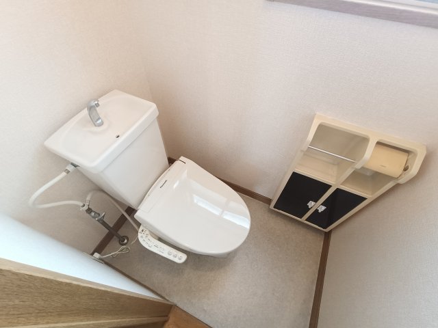 トイレ　落ち着いた色調のトイレです