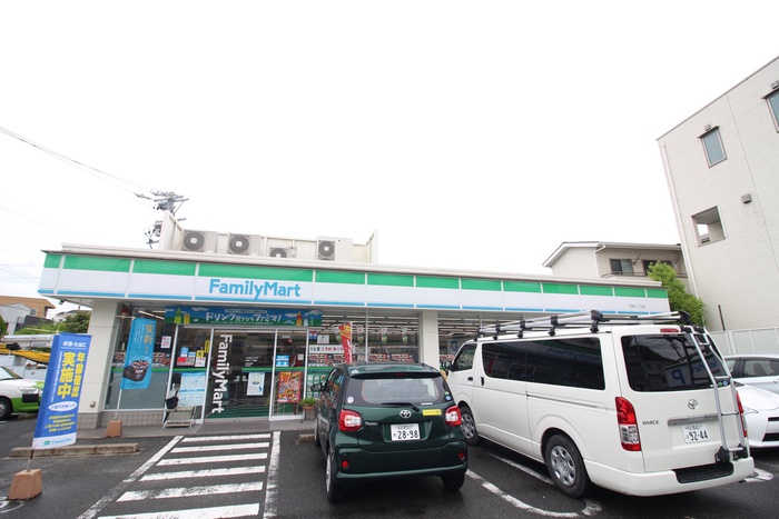 コンビニ　ファミリーマート（コンビニ）まで290m