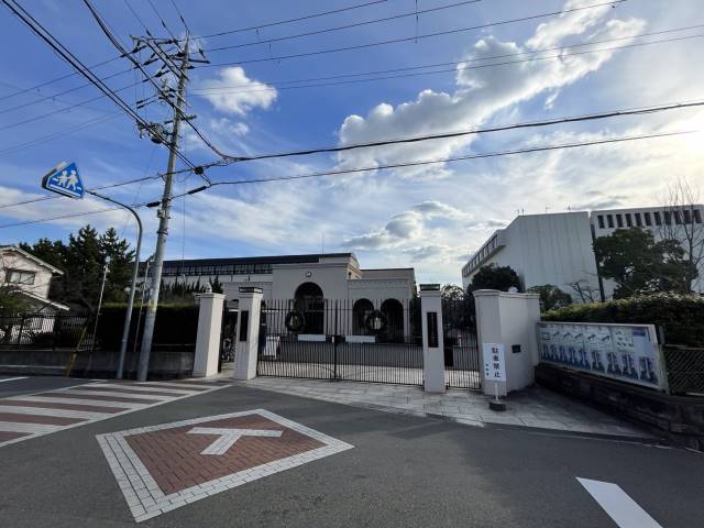 高校・高専　香里ヌヴェール学院高等学校（高校・高専）まで366m