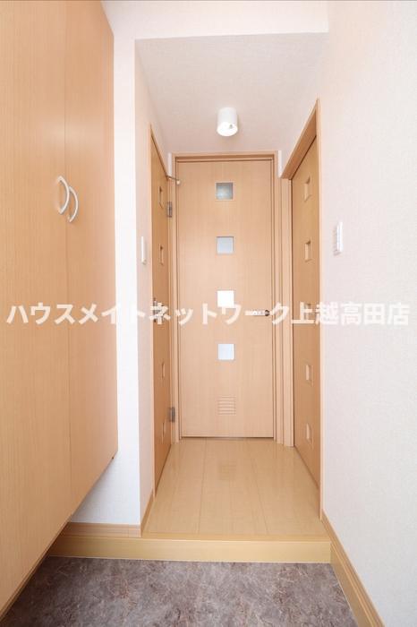 玄関　玄関（間取り反転タイプ102号室参考画像となります。）