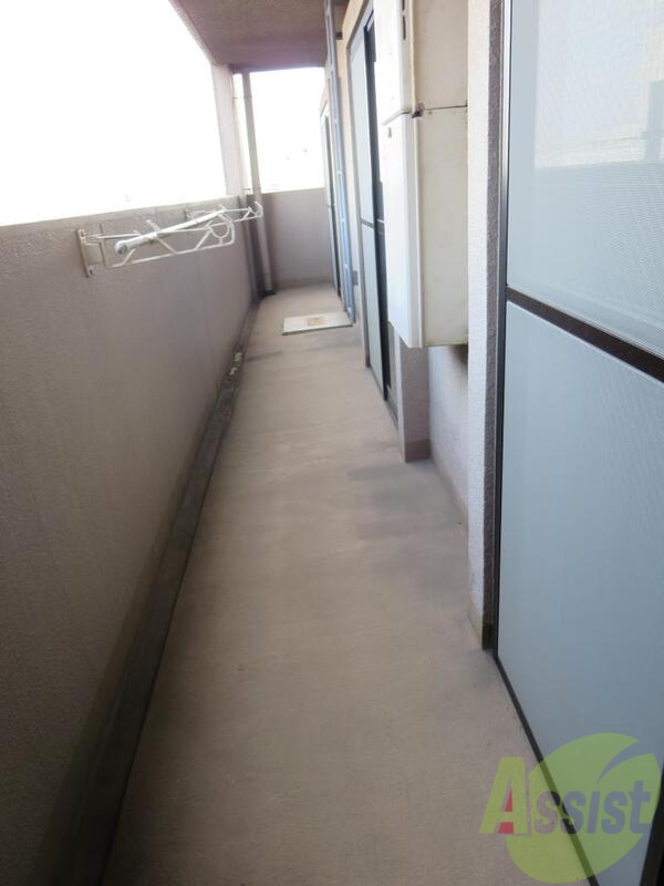 バルコニー　一週間分の洗濯も干せちゃいます。一服もできますよ。