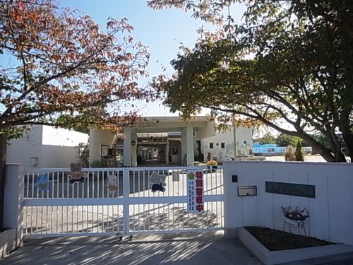 幼稚園・保育園　奈良市立東登美ヶ丘こども園（幼稚園・保育園）まで927m