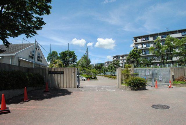 中学校　箕面市立第六中学校（中学校）まで1004m