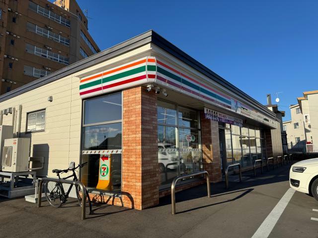 コンビニ　セブンイレブン釧路鶴ケ岱2丁目店（コンビニ）まで530m